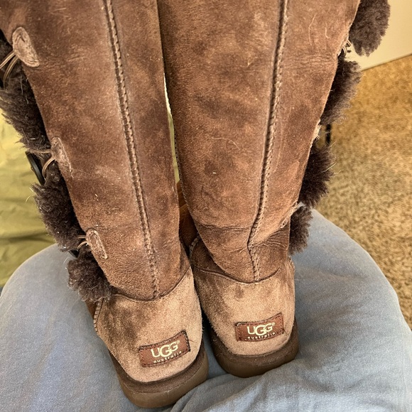 UGG BAILEY SUEDE BUTTON BOOTS + UGG CLEANING KIT - Picture 4 of 7